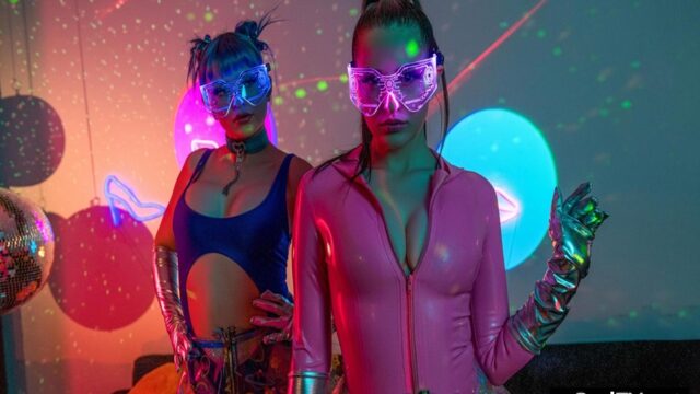 Yakıtları Bitince Dünyaya İnen İki Uzaylı Dişi Gelmişken Sikişti