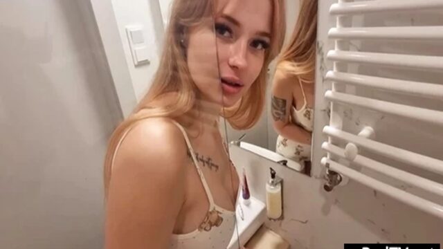 Kuzeniyle Ayın Anda Banyodayken Anlık Eğilmesi Sikinin İçine Kaçmasıyla Sonuçlandı