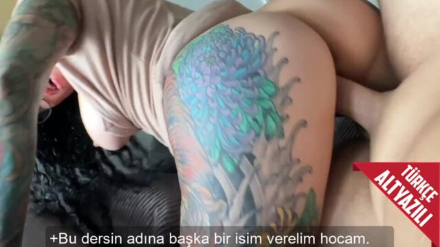 İspanyolca Öğretmeye Gelen Dövmeli Hoca Genç Adamı Yoldan Çıkardı